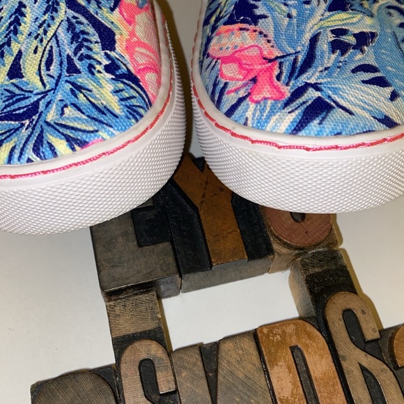 🌴LILLY PULITZER ‘Julie’ Sneaker in Lapis Blue Beach Club Blossoms Print - Picture 10 of 16